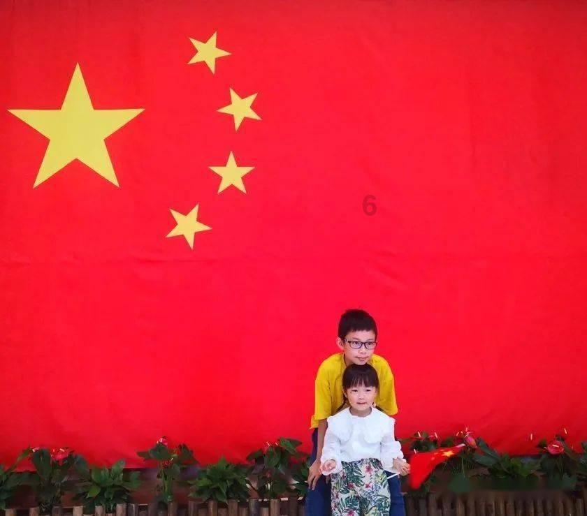 国庆到了在学校抽烟被老师知道了被老师赶回来妈妈国庆不让你出去违法吗？